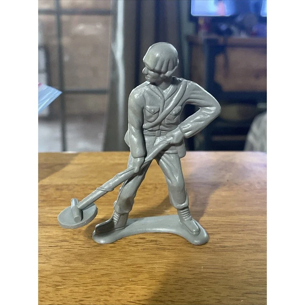 Army Soldier Mine Sweep Freestanding Approx 4 Inch Green Plastic Military Army